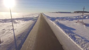 Hava yollar. Beyaz karlı herdem yeşil orman içinde sürüş kaygan asfalt yolda Suv. Yolun ve kış alanlarında havadan görünümü