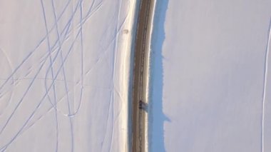 Havadan görünümü karlı alan ve yol üzerinde. Tundra, üstten görünüm yolda araba