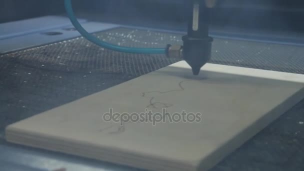 La torche laser coupe une plaque de contreplaqué. faisceau de découpe laser sur feuille de contreplaqué — Video