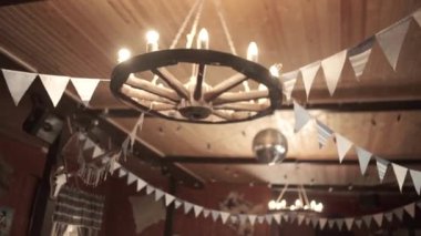 Bir tekerlek şeklinde avize