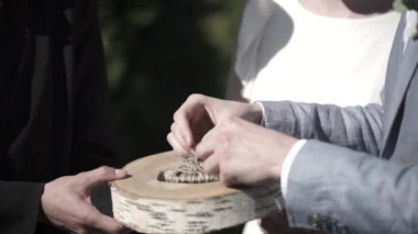 Bir altın alyans gelinler yandan takılma. Alyans donning güzel töreni
