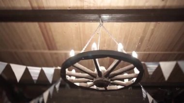 Bir tekerlek şeklinde avize