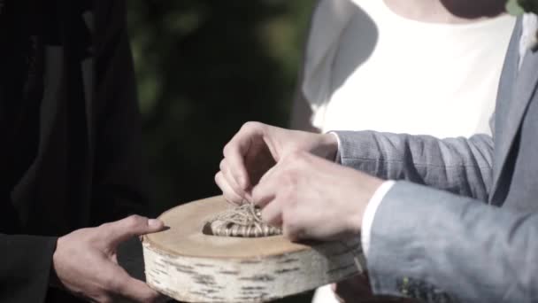 花嫁の手にゴールドの結婚指輪を着用します。結婚指輪を着用の美しい儀式 — ストック動画
