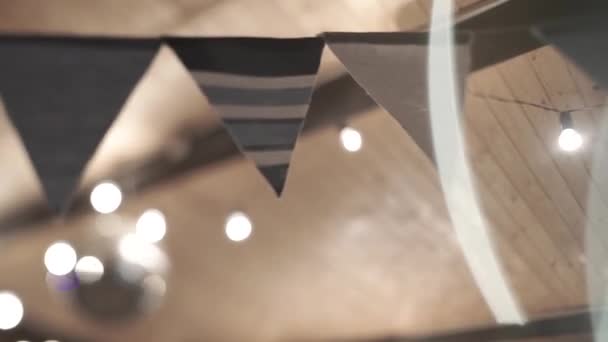 Dreieckspapiere hängen am Seil — Stockvideo