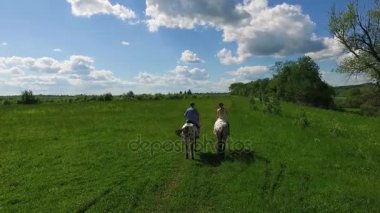 Genç bir çift harcama zaman birlikte binmek atlar, hava