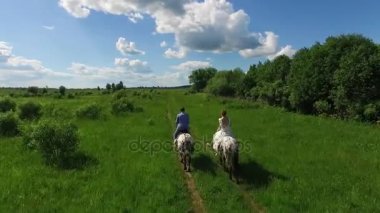 Genç bir çift harcama zaman birlikte binmek atlar, hava