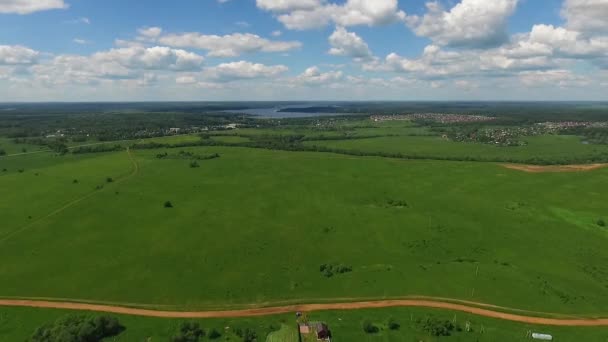 Vue ariale sur petit village. Vue sur la rivière et les prairies verdoyantes 