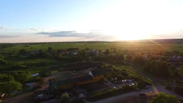 Arial uitzicht over klein dorpje. Uitzicht op de rivier en groene weiden — Stockvideo