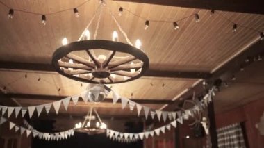 Bir tekerlek şeklinde avize