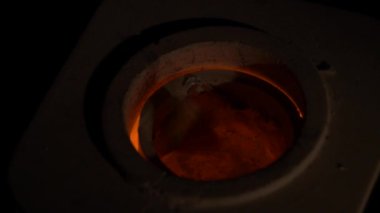 Fırın sıcaklığında 1000 C üzerinde demir lingot. Bir fırın içinde