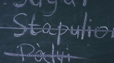 Yazma yazı tahtası üzerinde geçti yakın çekim