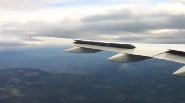 Bir uçak, uçak veya uçak kanadının yalak pencereden bakarak. Uçak penceresinden açılış veya kalkış sırasında şehir kentsel alan üzerinde göster