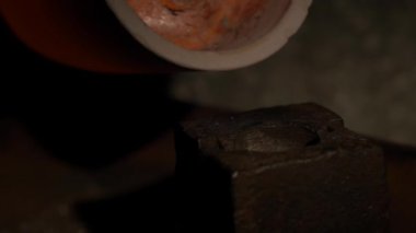 Erimiş metal şekillendirme. Çelik fabrikası. Sıvı demir çelik işleri içinde akan. Metalürjik makineler ve fabrika veya bitki endüstriyel ayrıntılarını. Metal eritme ayrıntıları