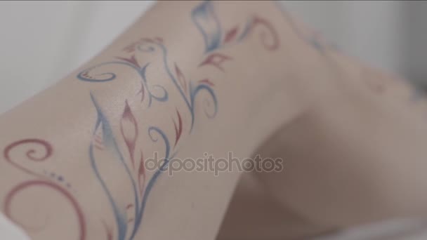 Henna. Női lábak mehndi tetoválás közelről. Vértes nő lába, gyönyörű mintázattal