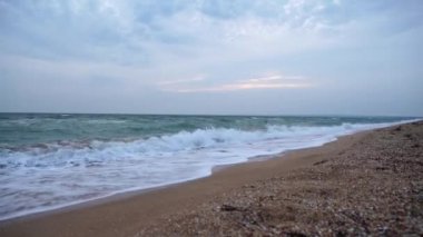 Dalga sprey sıçrama mavi denizde plaj üzerinde. Kumlu sahilde dalga yumuşak. Deniz günbatımı