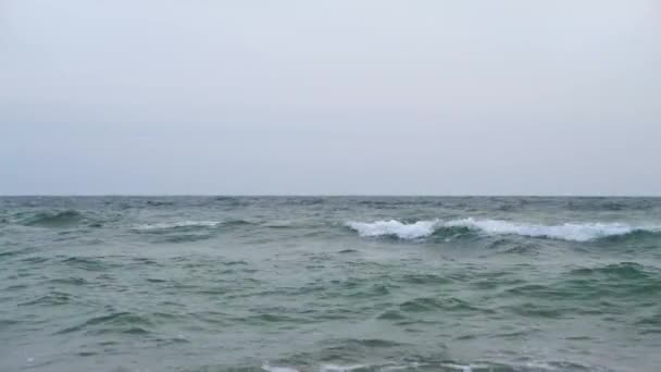 Wave spray plons over strand op blauwe zee. Zachte wave op het zandstrand. Zee-zonsondergang — Stockvideo