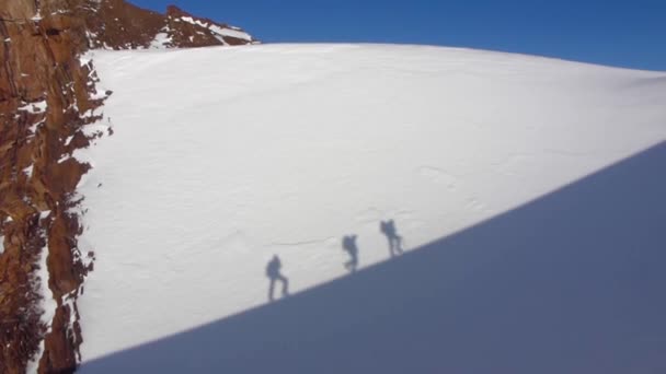 Silhouette di escursionisti con zaini. Silhouette gruppo di escursioni in montagna. Scalatori ombra — Video Stock