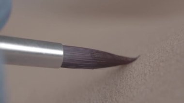 Kına dövme. Geçici dövme bir kadının bacak çizer. bir sanatçı el geçici çizimi closeup birinde bacak dövme