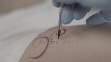 Kına dövme. Geçici dövme bir kadının bacak çizer. bir sanatçı el geçici çizimi closeup birinde bacak dövme