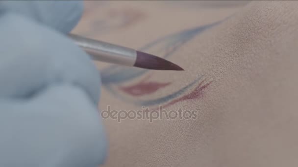 Tatoo au henné. Dessine un tatouage temporaire sur une jambe de femme. gros plan d'un artiste dessin à la main tatouage temporaire sur une jambe — Video