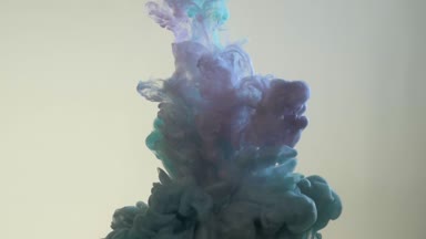 Suda dönen mürekkep. Dalga ve beyaz arka plan üzerinde farklı renklerde duman. Soyut mavi ve kırmızı beyaz arka plan üzerinde duman