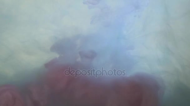 Gouttes de fumée rose foncé sur fond blanc. Couleur rose-violet des éclaboussures de fumée sur fond blanc. Fumée violette gros plan 