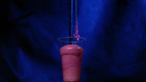 Laboratóriumi üveg kémiai reakció-es mérőlombikba. A kémiai rózsaszín reagens egy átlátszó üveg. Kémiai reakció — Stock videók