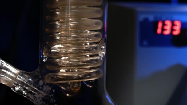 Crystal Spiral. Tube en verre spirale avec de l'eau à proximité. Tuyau en spirale en verre du condenseur à reflux avec de l'eau courante — Video