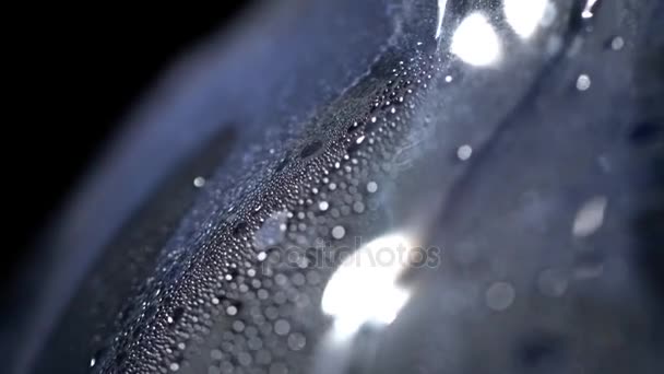 De grandes gouttes d'eau coulent dans le flacon gouttes d'eau naturelles sur le verre, textures de gouttelettes d'eau. Des gouttes traversent la macro de l'ampoule — Video