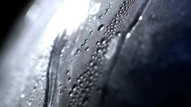 Große Wassertropfen fließen durch den Kolben natürliche Wassertropfen auf das Glas, Texturen von Wassertropfen. Tropfen fließen durch das Lampenmakro — Stockvideo