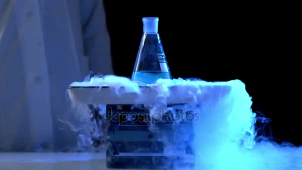 在实验室的瓶和液体氮。化学实验。用水和干冰沸腾化学实验烧瓶 — 图库视频影像