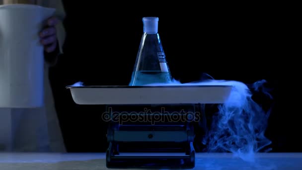 Bottiglia e azoto liquido in laboratorio. Esperimento chimico. Flask con acqua e ghiaccio secco esperimento chimico bollente — Video Stock