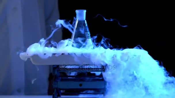 Botella y nitrógeno líquido en un laboratorio. Experimento químico. Frasco con agua y hielo seco experimento químico en ebullición — Vídeos de Stock
