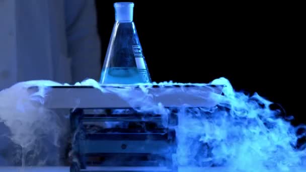 Üveg és a folyékony nitrogén a laboratóriumban. Kémiai kísérlet. Lombikot vízzel és száraz jég forró kémiai kísérlet — Stock videók