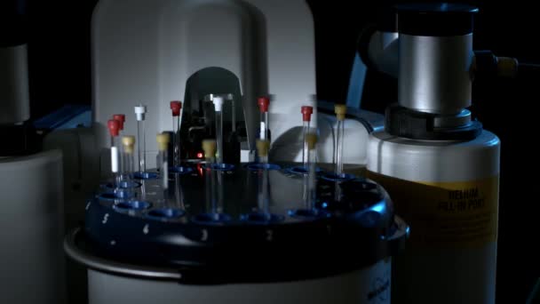 의료 실험실 원심 분리기입니다. 원심 분리기에 작은 플라스틱 튜브. 의료 및 과학적인 연구를 위한 원심 분리기 회전자 — 비디오
