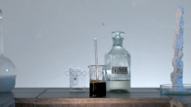 Okul laboratuvarında pratik kimyasal testler. Beyaz bir arka plan üzerinde şiddet kimyasal reaksiyon — Stok video