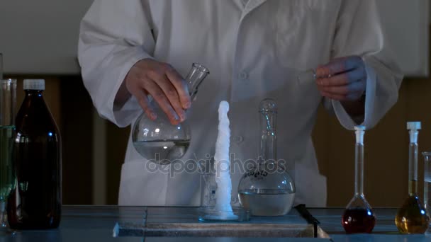 Científico en un laboratorio que realiza un experimento sobre la transformación instantánea del líquido en hielo. El efecto químico del líquido o el agua se congelará instantáneamente — Vídeo de stock