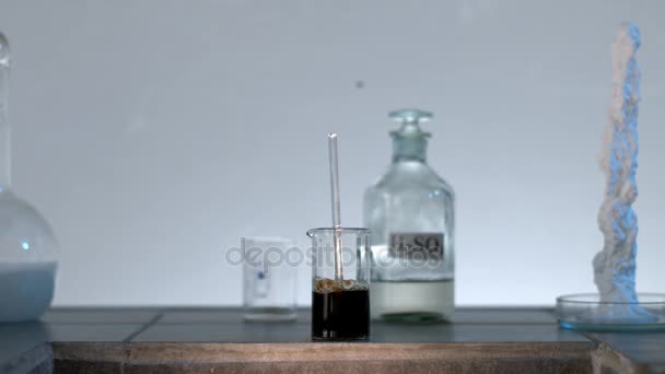Testes químicos práticos no laboratório escolar. Reação química violenta sobre um fundo branco — Vídeo de Stock