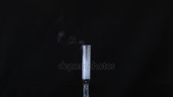 Mesure du verre avec de la fumée sur une table d'un laboratoire chimique. Flacon en verre avec des produits chimiques et de la glace sèche sur fond sombre — Video