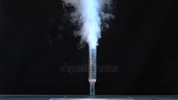 Het meten van glas met rook op een tabel van een chemisch laboratorium. Glas kolf met chemicaliën en droog ijs op een donkere achtergrond — Stockvideo