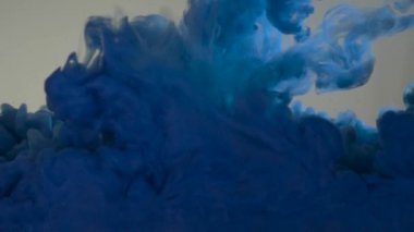 Mavi renk boya su dökme. Akrilik renkler ve mürekkep su. Soyut çerçeve arka plan. Renkler ve mürekkep su