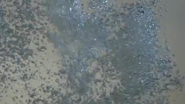 Bulles d'eau dans un récipient en verre fermer. Bulles d'eau et d'eau propres. Bulles dans l'eau — Video