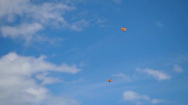 Uçurtma gökyüzünde. Mavi gökyüzünde uçan renkli uçurtma. Uçurtma uçan mavi gökyüzü altında