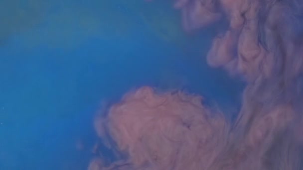 Une touche abstraite de peinture bleue. Encre bleue isolée dans l'eau. Gros plan de l'aquarelle abstraite bleue. Peinture abstraite fond éclaboussure 