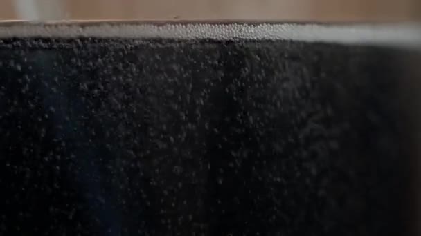 Reageerbuis close-up. Zwarte vloeistof in de kolf. De vloeistof in de kolf verandert van kleur — Stockvideo