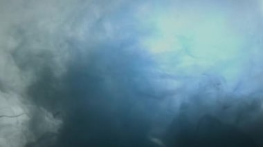 Beyaz arka plan üzerinde duman. Beyaz bir arka plan üzerinde renkli duman