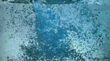 Bir cam kap içinde su kabarcıkları kapatın. Temiz su ve su kabarcıkları. Su kabarcıkları