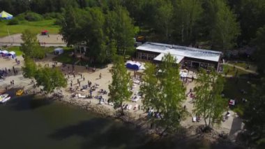 Havadan görünümü güzel göl kenarında. Nehir ve plaj yaz aylarında hava görünümünü. Lakeside beach ağaçlar ve gökten gelen kum görünümü