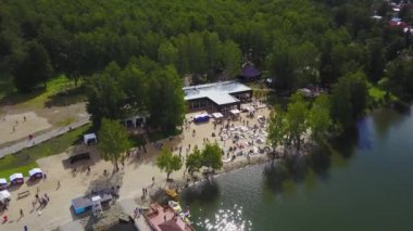 Havadan görünümü güzel göl kenarında. Nehir ve plaj yaz aylarında hava görünümünü. Lakeside beach ağaçlar ve gökten gelen kum görünümü