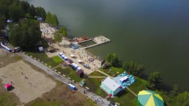 Havadan görünümü güzel göl kenarında. Nehir ve plaj yaz aylarında hava görünümünü. Lakeside beach ağaçlar ve gökten gelen kum görünümü
